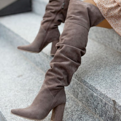 Bottes Allison™ portées avec une tenue décontractée chic.