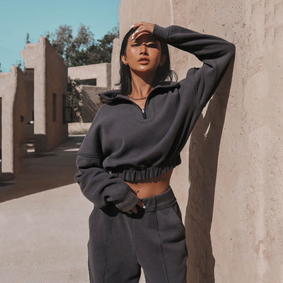 Ensemble MAEVA™ crème avec sweat court à coutures contrastantes et demi-zip.