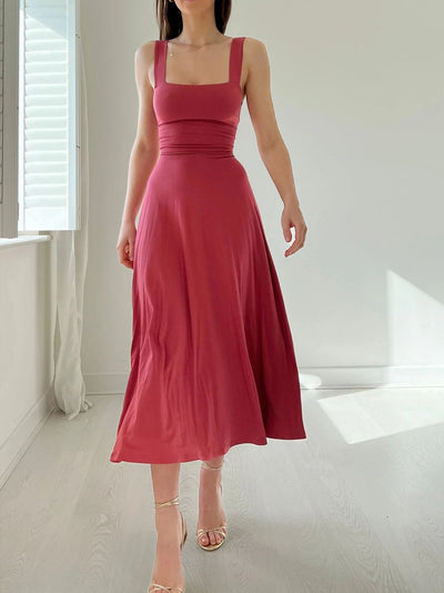 Robe Ksenia™ élégante avec poches intégrées pour un style moderne.