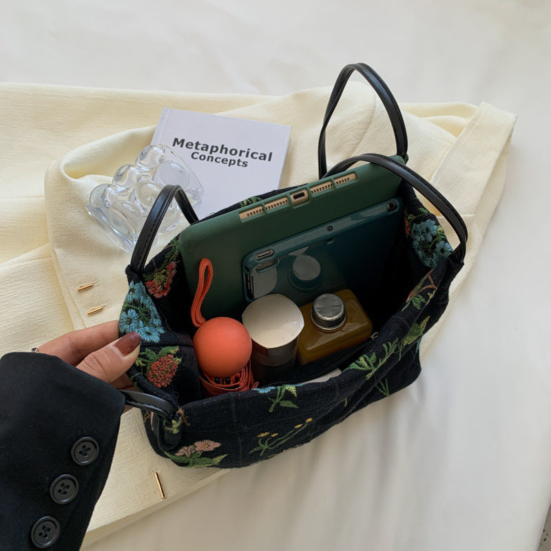 Sac pratique et esthétique avec design floral brodé